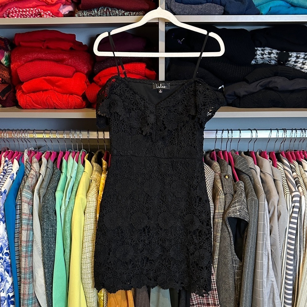 Lulus black lace off the shoulder adjustable strap lined dress size S NWOT